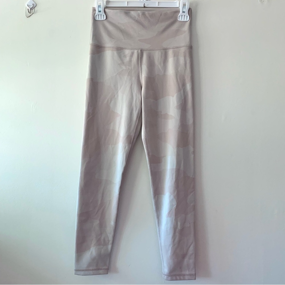 Aerie Offline light pink camo high rise 7/8 leggings short inseam size medium